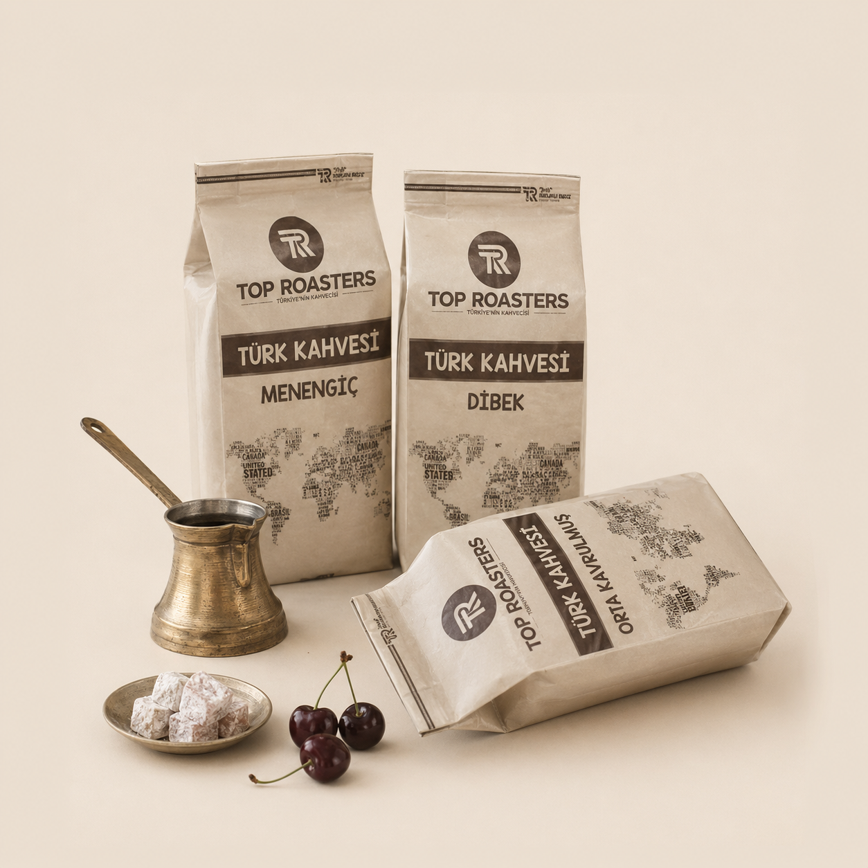 Top Roasters Türk Kahvesi serisi (Menengiç ve Dibek), bakır cezve, lokum ve kiraz ile krem zemin üzerinde